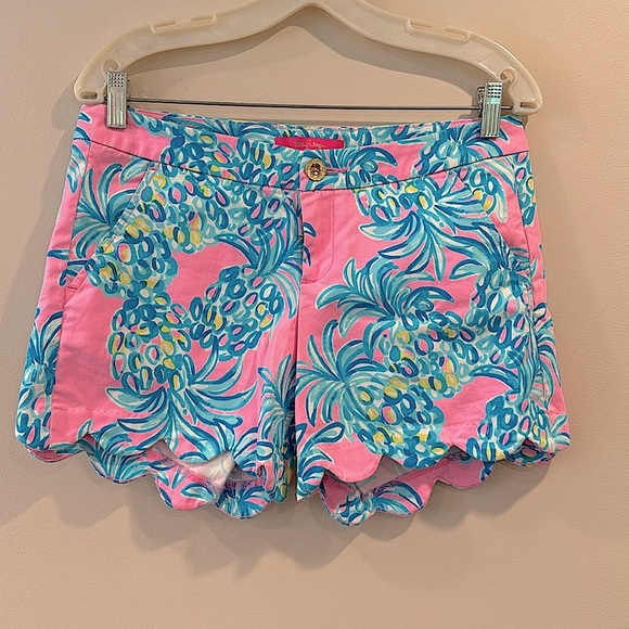 🔥NWOT Lily Pulitzer Pink Scalloped Shorts with Blue and Yellow Pineapple Print🔥 - Picture 1 of 8